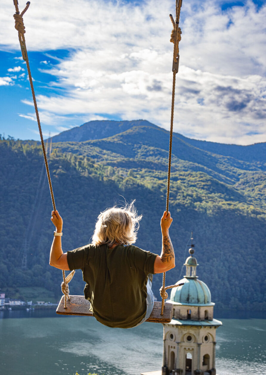 Schommelen met uitzicht over het Luganomeer, met de ‘Swing the World’-schommel in Morcote