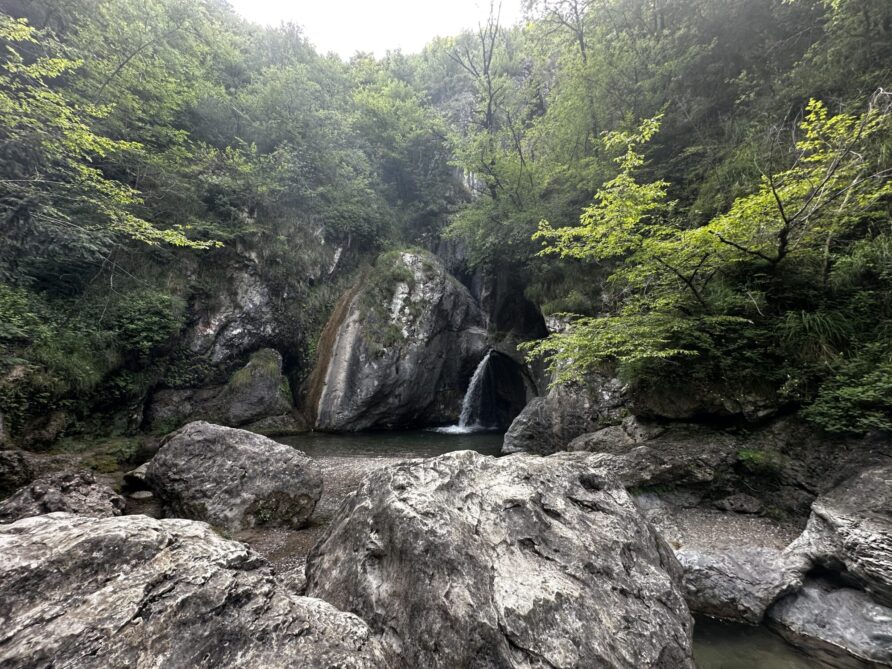 Ontdek de verborgen waterval: Cascate di Begna